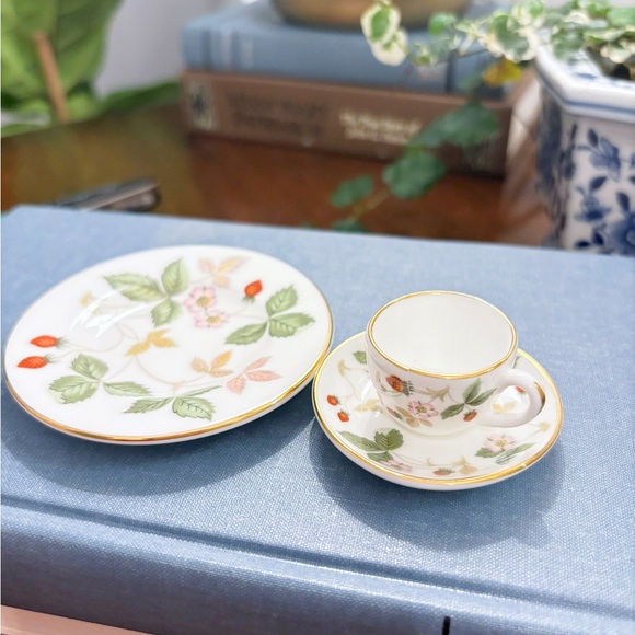 Miniature Wedgwood Strawberry Tea Set - Picture 2 of 5